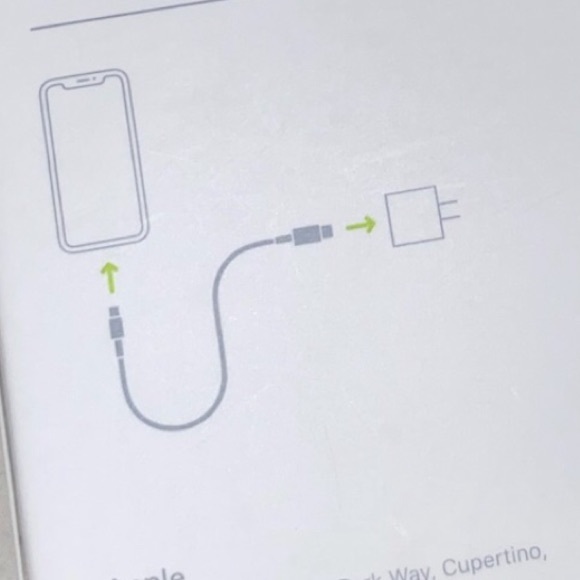 Apple USB-C to Lightning Cable (2m), new in damaged box - Picture 5 of 8